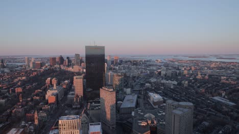 Skyline-Von-Boston-Während-Der-Goldenen-Stunde-Von-Der-Aussichtsplattform-Eines-Wolkenkratzers-In-4K