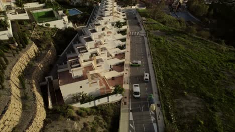 Wohnmobile-Auf-Der-Küstenstraße-In-Málaga,-Spanien---Antenne