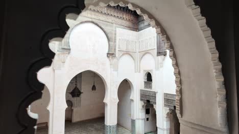 Authentische-Palast-Riad-Residenz-In-Der-Medina-Von-Fes,-Marokko,-Fensteransicht