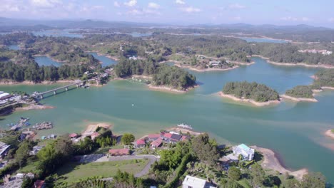 Luftaufnahme-Des-Guatape-Sees-Und-Der-Malerischen-Landschaft-An-Einem-Heißen,-Sonnigen-Tag,-Kolumbien