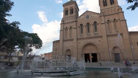 Fassade-Der-Kathedrale-Von-Medellín-Mit-Brunnen-In-Kolumbien