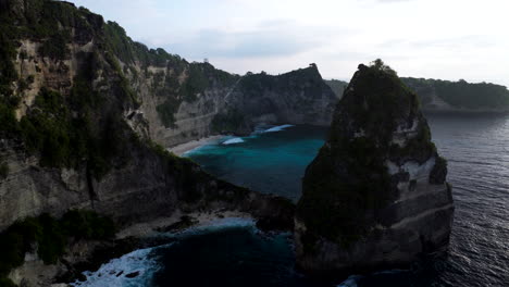 Playa-De-Diamantes-Al-Amanecer,-Isla-Nusa-Penida,-Bali-En-Indonesia