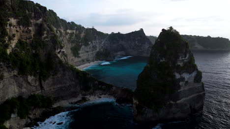 Diamond-Beach-Im-Morgengrauen,-Insel-Nusa-Penida,-Bali-In-Indonesien