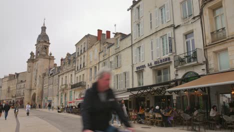 Grosse-Horloge-Und-Hotelgebäude-Entlang-Einer-Belebten-Straße-In-Der-Historischen-Stadt-La-Rochelle-In-Frankreich