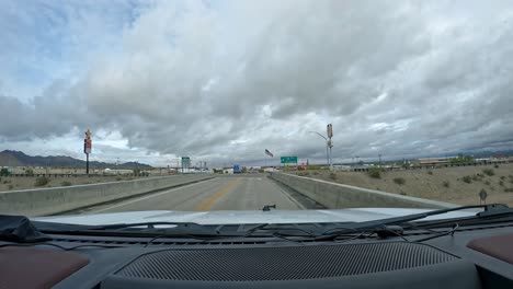 POV---Fahrt-Auf-Einer-Interstate-Überführung-Im-Süden-Von-Arizona-An-Einem-Bewölkten-Tag