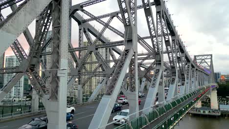 Vergrößerte-Drohnenaufnahmen-Der-Story-Bridge-Bei-Sonnenuntergang-In-Brisbane,-Queensland,-Australien