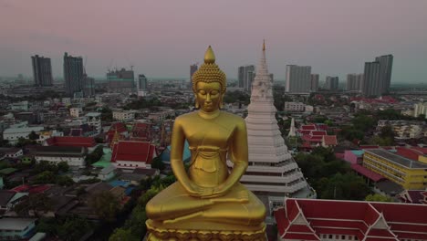 órbita-Aérea-Phra-Buddha-Dhammakāya-Thepmongkhon-Al-Atardecer-Bangkok,-Tailandia