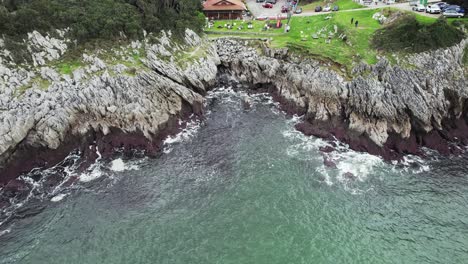 Islas-Cantabria-Zona-De-Piedras-Con-El-Mar