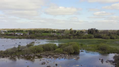 Dolly-Aéreo-Volando-Sobre-El-Lago-Corrib-Y-La-Abadía-De-Annaghdown.