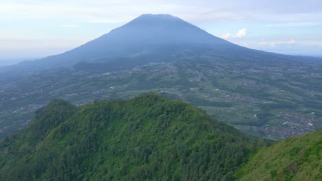 Panorámica-Del-Paisaje-Cerca-De-La-Montaña-Telomoyo-En-Indonesia