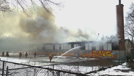 Extinción-De-Incendios-Del-Edificio-Escolar-Abandonado-Por-Los-Bomberos-Con-Pistola-De-Agua.