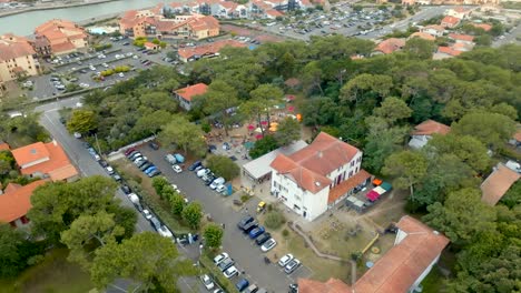 Hotel-Und-Restaurant-In-Hossegor,-Gefilmt-Mit-Einer-Drohne,-Mit-Capbreton-Als-Hintergrund