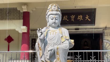 Toma-Cinematográfica-De-Estatuas-De-Monjes-Presentes-Fuera-De-Un-Monasterio-En-Gaya,-India,-Durante-El-Día.