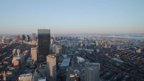 Horizonte-De-Boston-Durante-La-Hora-Dorada-Desde-Lo-Alto-De-Una-Plataforma-De-Observación-De-Rascacielos-En-4k