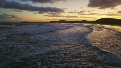 El-Brillo-Del-Atardecer-De-La-Hora-Dorada-Ilumina-El-Cielo-Reflejado-En-La-Textura-De-Las-Olas-Encaladas-En-El-Océano