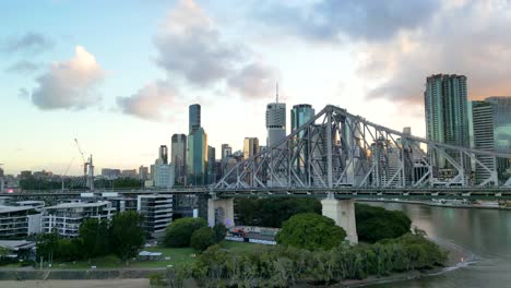 Elevándose-Sobre-El-Puente-De-La-Historia-De-Brisbane-Con-La-Ciudad-Al-Fondo-En-Australia