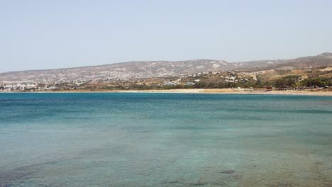 Atemberaubende-Blaue-Bucht-Mit-Kristallklarem-Wasser