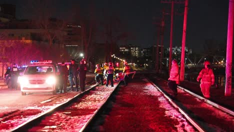 La-Policía,-Los-Bomberos-Y-El-Equipo-Médico-De-Emergencia-Rescataron-A-Una-Víctima-De-Hipotermia-Durante-La-Noche-En-Montreal,-Quebec,-Canadá.