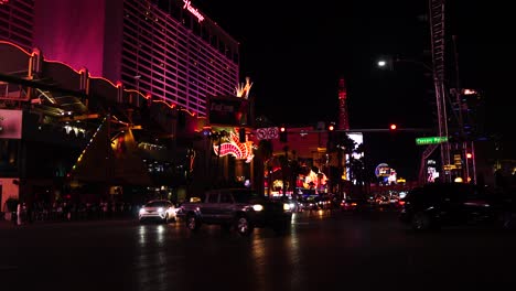 Las-Vegas-Strip-Por-La-Noche,-Tráfico-Y-Luces-Del-Flamingo-Casino-Hotel,-Toma-Estática,-Nevada,-EE.UU.