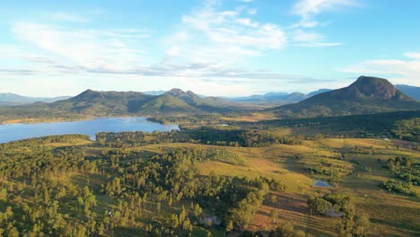 Drone-footage-of-Mount-Edwards-in-Queensland,-Australia-with-Lake-Moogerah-in-the-foreground-in-Autumn