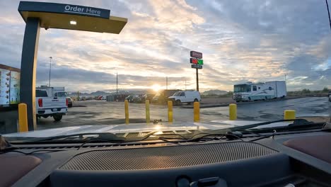 POV:-Usando-Un-Servicio-De-Comida-Rápida-En-Una-Parada-De-Camiones-A-Lo-Largo-De-La-Interestatal-10-En-El-Suroeste