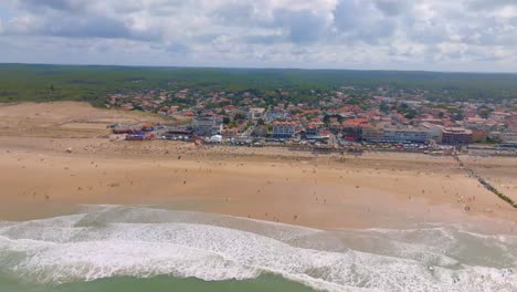 Lacanau-Francia-Filmada-Con-Un-Drone,-Caraïbos-Pro,-Concurso-De-Surf