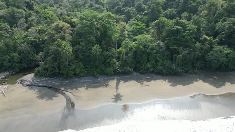 Abgeschiedener-Strand-Und-üppiger-Dschungel-Im-Utría-Nationalpark-Im-Departement-Chocó-An-Der-Pazifikküste-In-Kolumbien