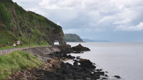 El-Arco-Negro-En-La-Carretera-De-La-Costa-De-Antrim-En-Irlanda-Del-Norte.