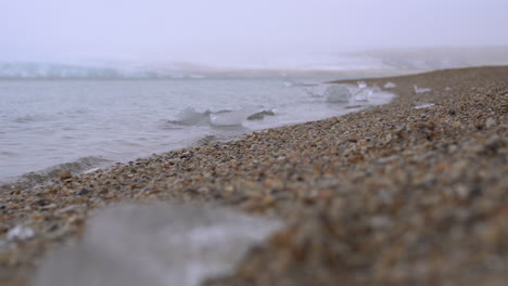 Eisstücke-Am-Strand-Und-An-Der-Küste-Grönlands,-Nahaufnahme