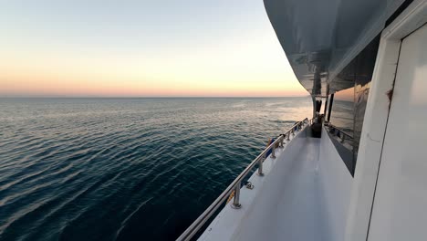 Ein-Boot,-Das-Bei-Sonnenuntergang-Auf-Dem-Roten-Meer-In-Dahab,-Sinai-Halbinsel,-Ägypten,-Kreuzt---Zeitlupe