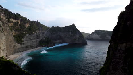 Playa-De-Diamantes-Al-Amanecer,-Isla-Nusa-Penida,-Bali-En-Indonesia