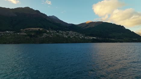 Queenstown-überblickt-Den-Lake-Wakatipu-Und-Liegt-Eingebettet-In-Sanfte-Hügel