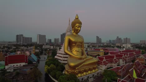 Entdecken-Sie-Die-Heitere-Majestät-Des-Goldenen-Buddha-Von-Bangkok-Durch-Faszinierende-Drohnenansichten-In-Unserem-Fesselnden-Filmmaterial