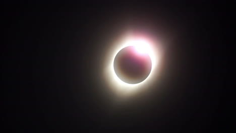 El-Brillo-Rosado-De-La-Cromosfera-Presagia-El-Efecto-Del-Anillo-De-Diamantes-Durante-Un-Eclipse-Solar-Total