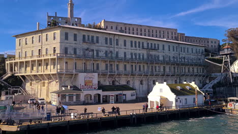 Al-Llegar-A-La-Isla-De-Alcatraz,-Los-Edificios-Penitenciarios-Se-Ven-Desde-El-Ferry-En-Un-Día-Soleado,-California,-EE.UU.