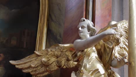 Statue-Eines-Engels-Mit-Flügeln-In-Einem-Vergoldeten-Gewand