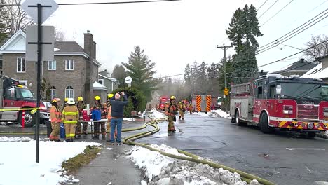 Feuerwehrautos-Und-Feuerwehrleute-Auf-Der-Straße-In-Der-Nähe-Des-Brandvorfalls