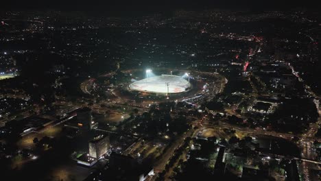 Estadio-Olímpico-Iluminado-Con-Pumas-Unam-Destrozándolo-En-Un-Hiperlapso-Nocturno