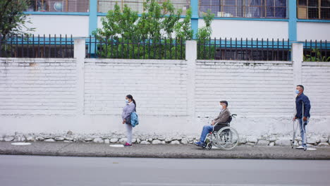 Plano-Amplio-De-Personas-Discapacitadas-En-Línea-Con-La-Distancia