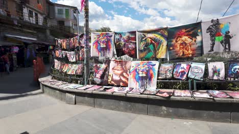 Lebendige-Kunst-Auf-Leinwänden-An-Einem-Straßenstand-In-Comuna-13,-Medellin