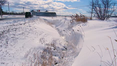 Valle-Del-Río-Cubierto-De-Nieve-Cerca-Del-Lado-De-La-Carretera-Saint-jean-sur-richelieu-Canadá