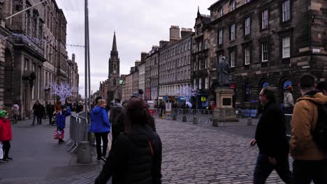 Menschen,-Die-Im-Winter-In-Schottland-Entlang-Der-Royal-Mile-Spazieren-Und-Auf-Das-Edinburgh-Castle-Blicken