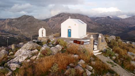 Iglesia-Ortodoxa-Griega-En-La-Cima-De-Una-Montaña
