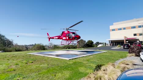 Vuelo-De-Cal-ore-Life-Aterrizaje-De-Helicóptero-De-Emergencia-Médica-En-El-Hospital-Gold-Beach-De-Oregon