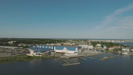 Una-Toma-Aérea-De-Establecimiento-Del-Restaurante-Sam&#39;s-Boat,-Marine-Max-Houston-Y-Otros-Espacios-Comerciales-Frente-Al-Mar-En-Clear-Lake-Y-Nasa-Rd