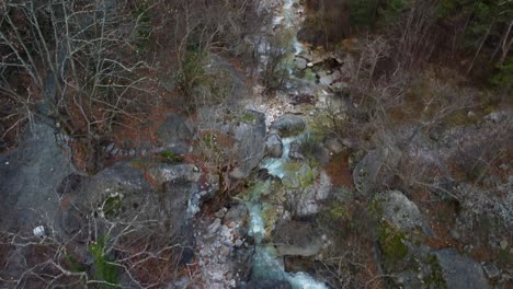 El-Arroyo-De-Montaña-Fluye-Hacia-Abajo.