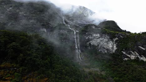 Nebelige-Wolken-Schweben-Majestätisch-Vor-Ranken-Wasserfällen-In-Neuseeland