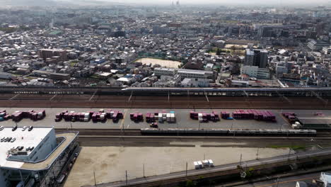 Tren-Shinkansen-Llegando-A-La-Estación-De-Kyoto-En-Japón---Toma-Aérea