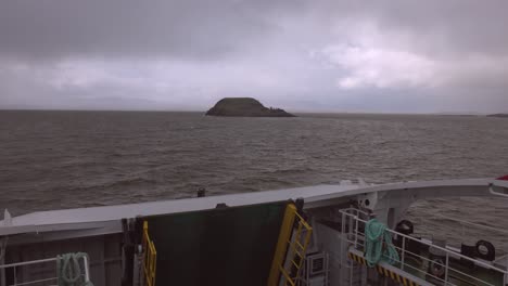 Tiro-Lento-Con-Plataforma-Rodante-Hacia-Una-Pequeña-Isla-Frente-A-La-Costa-De-Escocia-Desde-Un-Pequeño-Ferry