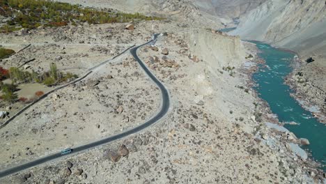 Vista-Aérea-De-La-Sinuosa-Carretera-Skardu-En-La-Región-De-Gilgit-Baltistan